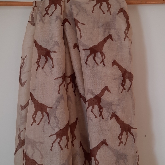 Giraffe Print Infinity Scarf - Picture 3 of 7